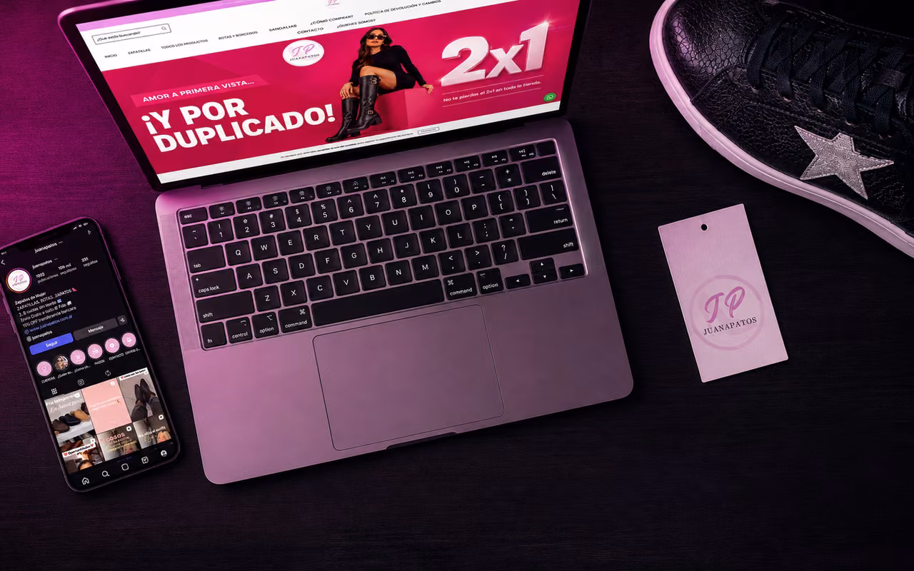La tienda online de Juanapatos abierta en una notebook, con el catálogo de calzado y la identidad de la marca