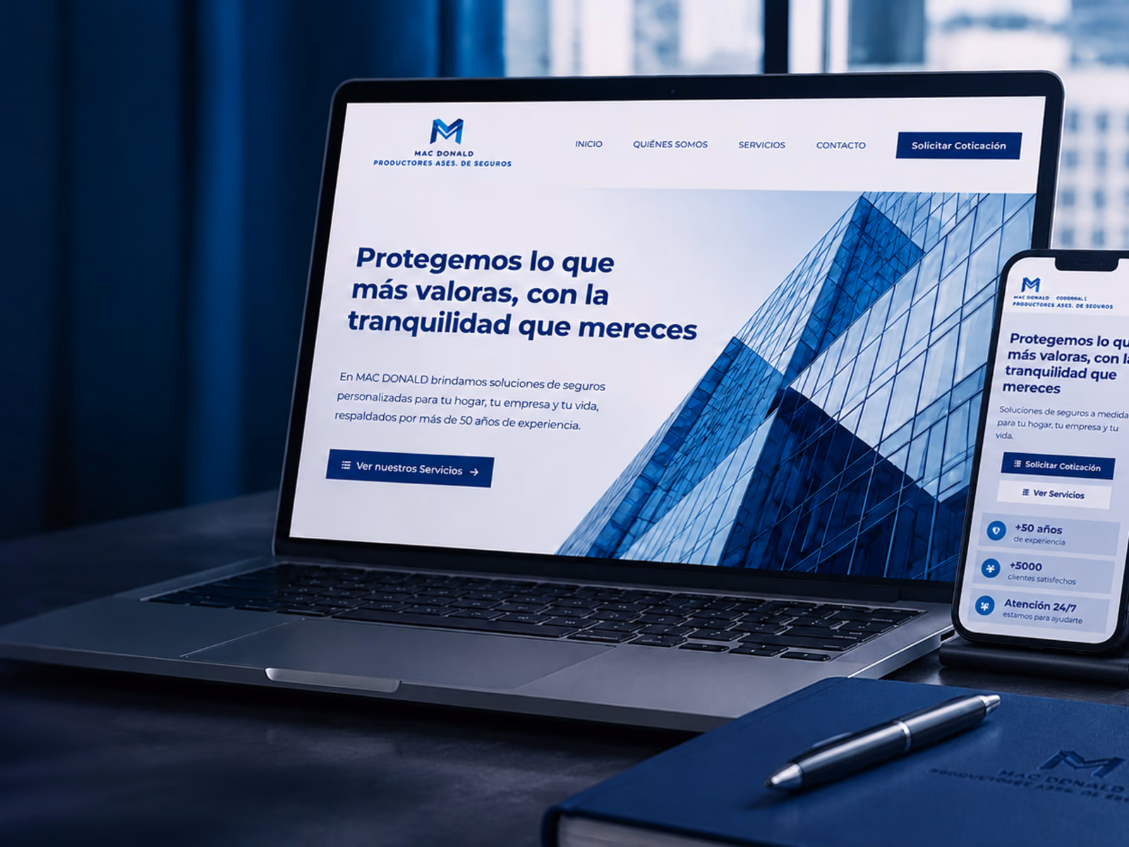 El sitio terminado, abierto en una notebook y en un celular sobre el escritorio de la oficina